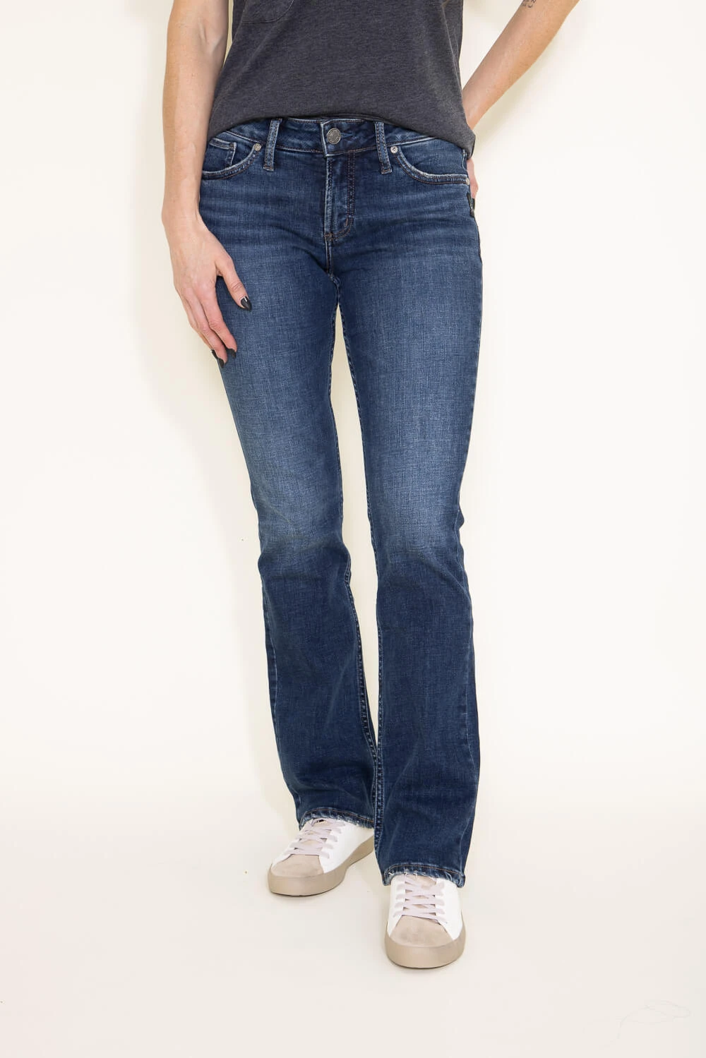 Silver Jeans 31” Suki Mid Rise Slim Bootcut Jeans For Women | L93616SDK424 6 Silver Jeans 31” Suki Mid Rise Slim Bootcut Jeans For Women | L93616SDK424 - Image 4