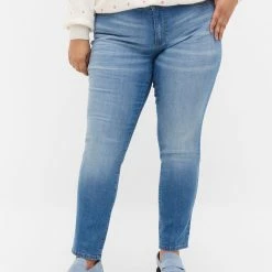 Zizzi Emily Jeans With Slim Fit And Normal Waist Blue Denim -straight jeans shop CA58009B 1055 ModelDetail1