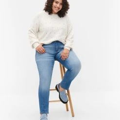 Zizzi Emily Jeans With Slim Fit And Normal Waist Blue Denim -straight jeans shop CA58009B 1055 ModelDetail2