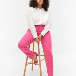 Zizzi Emily Jeans With Normal Waist And Slim Fit Shock. Pink -straight jeans shop CA58010B 9990 ModelDetail1 1