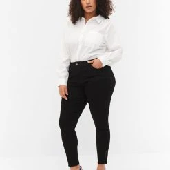 Zizzi Cropped Amy Jeans With A Zip Black Denim