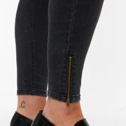 Zizzi Cropped Amy Jeans With A Zip Grey Denim 8 Zizzi Cropped Amy Jeans With A Zip Grey Denim -straight jeans shop J10181A 1010 ModelDetail1 1