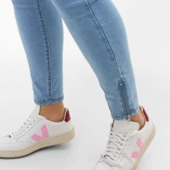 Zizzi Cropped Amy Jeans With A Zip Light Blue Denim -straight jeans shop J10181A 1025 ModelDetail1