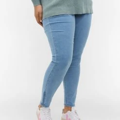 Zizzi Cropped Amy Jeans With A Zip Light Blue Denim -straight jeans shop J10181A 1025 ModelDetail2