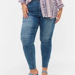 Zizzi Cropped Amy Jeans With A Zip Blue Denim 11 Zizzi Cropped Amy Jeans With A Zip Blue Denim -straight jeans shop J10181A 1050 ModelDetail2
