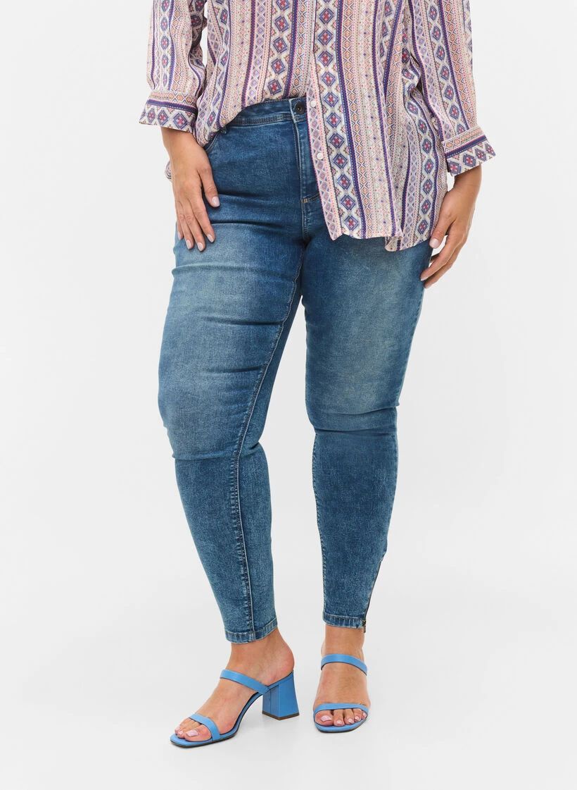 Zizzi Cropped Amy Jeans With A Zip Blue Denim 7 Zizzi Cropped Amy Jeans With A Zip Blue Denim - Image 5