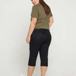 Zizzi Slim Fit Emily Capri Jeans Black -straight jeans shop J10305C 0199 ModelBack