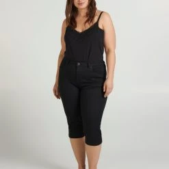 Zizzi Slim Fit Emily Capri Jeans Black -straight jeans shop J10305C 0199 ModelFullBody