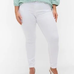 Zizzi Super Slim Amy Jeans With High Waist White -straight jeans shop J10305L 0104 ModelDetail2 1