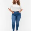 Zizzi Super Slim Amy Jeans With High Waist Light Blue -straight jeans shop J10305L 1030 ModelFront