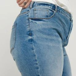 Zizzi 7/8 Jeans With Raw Hems And High Waist Light Blue Denim -straight jeans shop J10424A 1025 ModelDetail1
