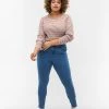 Zizzi High-waisted Super Slim Amy Jeans Light Blue -straight jeans shop J10568A 1030 ModelFront