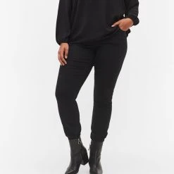 Zizzi Extra Slim Sanna Jeans With Regular Waist Black -straight jeans shop J10568C 0201 ModelDetail2 1