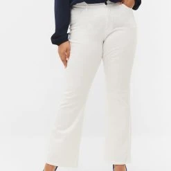 Zizzi High-waisted Ellen Bootcut Jeans White -straight jeans shop J10664C 0104 ModelDetail1