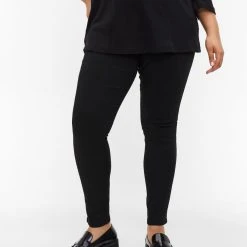 Zizzi Stay Black Amy Jeans With A High Waist Black -straight jeans shop J10857A 0201 ModelDetail2