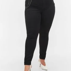 Zizzi Super Slim Amy Jeans With Stud Detail Black -straight jeans shop J10912A 0201 ModelDetail2 1