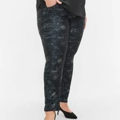 Zizzi Patterned Emily Jeans With Rivets Black AOP -straight jeans shop J10921A 9990 ModelDetail2