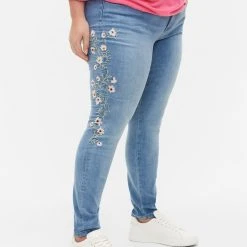 Zizzi Extra Slim Sanna Jeans With Embroidery Detail Light Blue -straight jeans shop J10947B 1030 ModelDetail2
