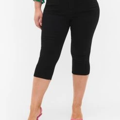 Zizzi High Waisted Amy Capri Jeans With Super Slim Fit Black -straight jeans shop O10305H 0199 ModelDetail2
