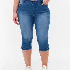 Zizzi High Waisted Amy Capri Jeans With Super Slim Fit Light Blue Denim -straight jeans shop O10305H 1025 ModelDetail2